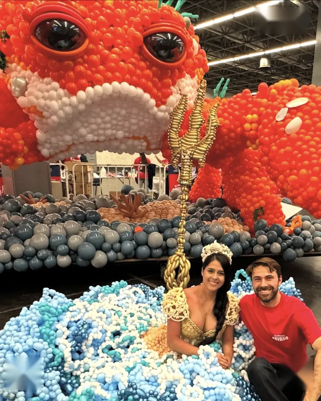 Detalle de la escultura de dragón con tridente dorado hecho de globos