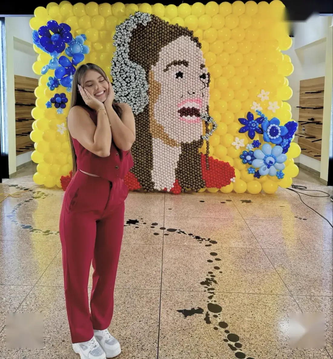 Mural retrato hecho en mosaico de globos amarillos, cafés y azules